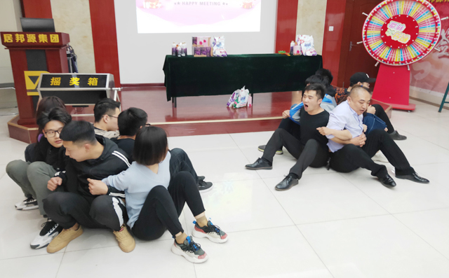 坐地起身,促進團隊協作 坐地起身,促進團隊協作