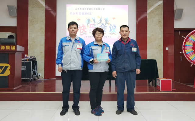 景總監為積分前兩名頒發車輛通行證 景總監為積分前兩名頒發車輛通行證