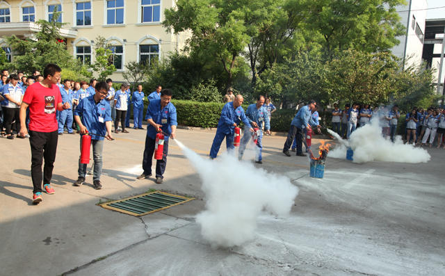 員工進(jìn)行實(shí)踐 員工進(jìn)行實(shí)踐