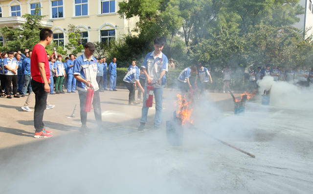 員工進(jìn)行實(shí)踐 員工進(jìn)行實(shí)踐