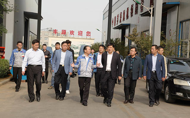 韓偉區(qū)長在布洛爾廠區(qū) 韓偉區(qū)長在布洛爾廠區(qū)