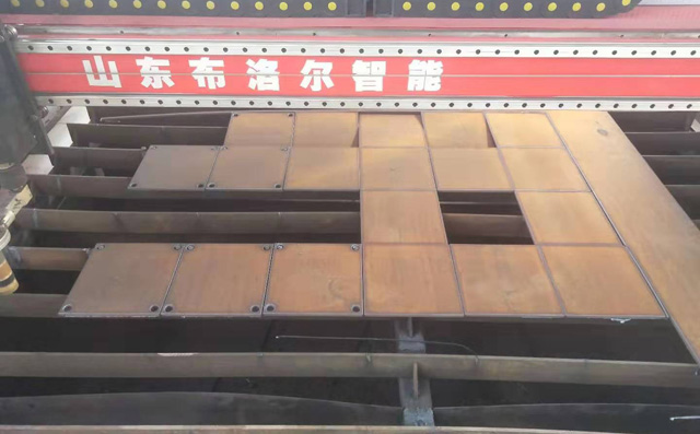 龍門數(shù)控切割機(jī)下料中.jpg 龍門數(shù)控切割機(jī)下料中