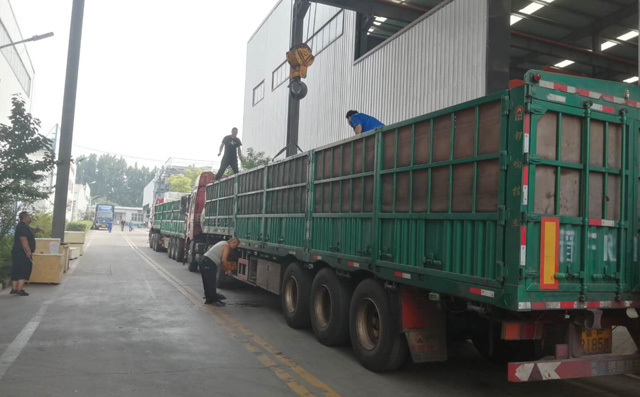 在布洛爾廠區等待裝貨龍門切割機的車輛 在布洛爾廠區等待裝貨龍門切割機的車輛