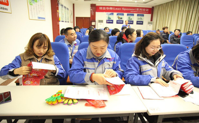 員工在計算自己的獎票 員工在計算自己的獎票