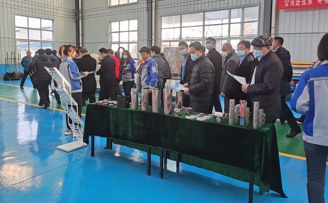 視察團(tuán)一行駐足觀看切割樣件 視察團(tuán)一行駐足觀看切割樣件