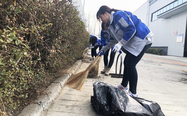布洛爾員工在清掃廠區衛生 布洛爾員工在清掃廠區衛生
