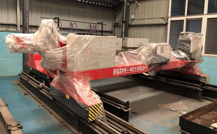 龍門式切割機進行外部包裝,準備發貨 龍門式切割機進行外部包裝,準備發貨