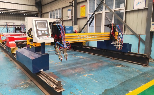 數控火焰切割機被廣泛應用于中厚度鋼板的切割工作。 數控火焰切割機被廣泛應用于中厚度鋼板的切割工作。