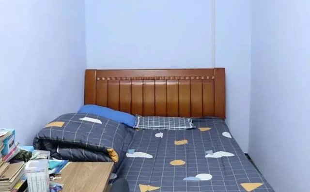 經過改造的房間嶄新整潔,潔白的墻面、嶄新的床鋪和書桌... 經過改造的房間嶄新整潔,潔白的墻面、嶄新的床鋪和書桌...