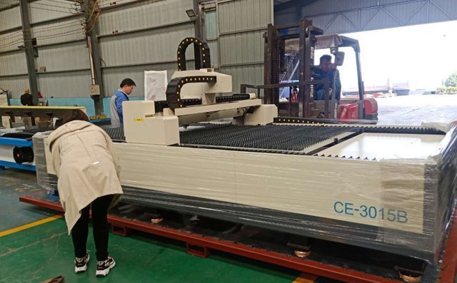 工作人員正在對裝車設備進行巡檢 工作人員正在對裝車設備進行巡檢