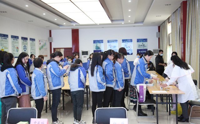 布洛爾女工排隊(duì)等待量血壓，測(cè)血糖過程中